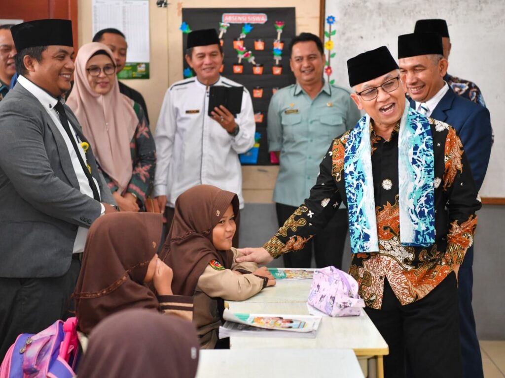 Wamendikdasmen Atip Latipulhayat berinteraksi hangat dengan siswa SD di Ciamis