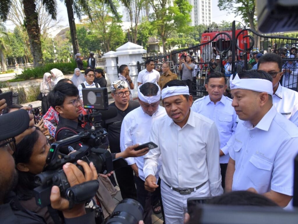 KDM, sapaan akrab Gubernur Jawa Barat Dedi Mulyadi, memberi keterangan pers usai meninjau fasilitas umum yang dibersihkan di area Gedung Sate
