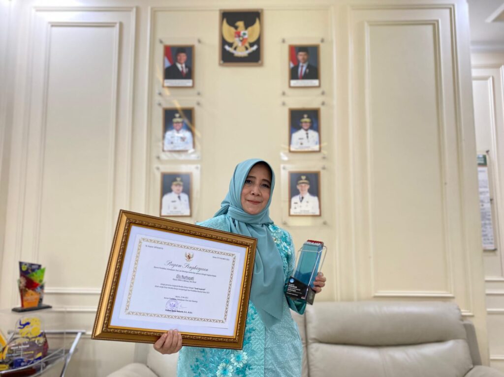 Hj Elis Kepala Sekolah Berprestasi SMAN 2 Cibinong Kabupaten Bogor