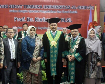 Prof. Dr. Kurhayadi, M.Si. Resmi Dikukuhkan sebagai Guru Besar UNFARI Tahun 2025