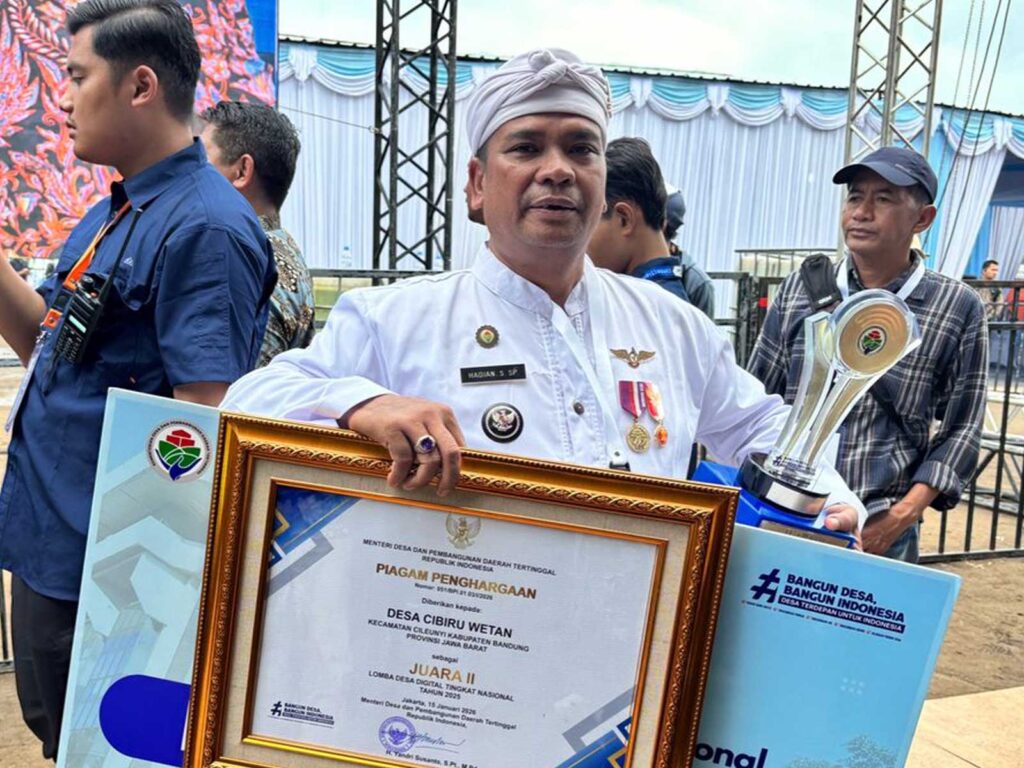 Kepala Desa Cibiru Wetan bersama pejabat Kemendes PDT usai penyerahan penghargaan