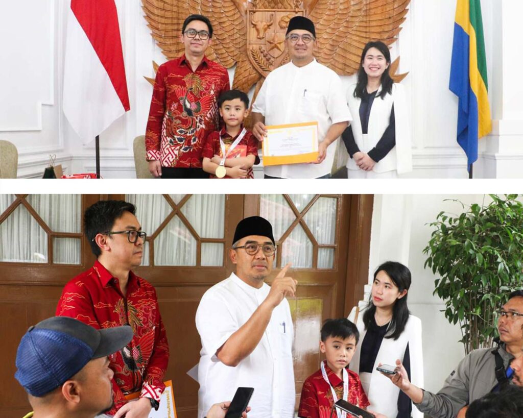 Muhammad Farhan memberikan apresiasi kepada Natanael Wiraatmaja atas prestasi internasional di bidang sains