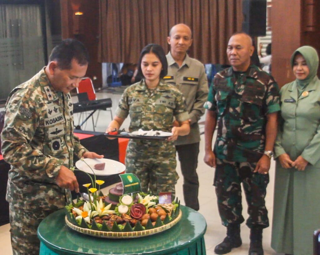 Pemotongan tumpeng dalam acara HUT ke-75 Penerangan TNI AD yang digelar Pendam III Siliwangi bersama insan media
