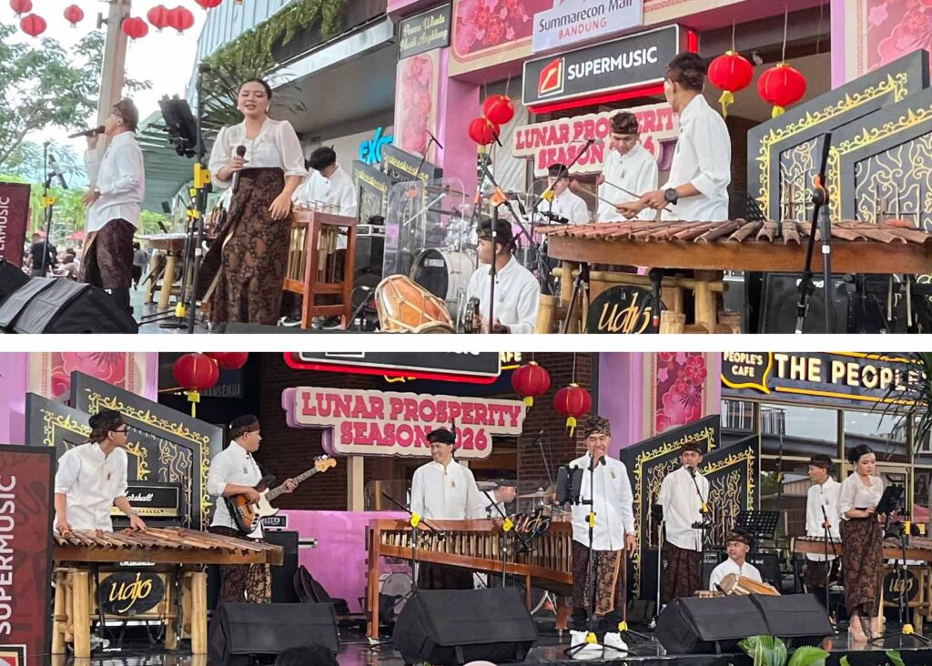 Penampilan Saung Angklung Udjo dalam Lunar Prosperity Season 2026 di Summarecon Mall Bandung dengan pengunjung ikut bermain angklung bersama
