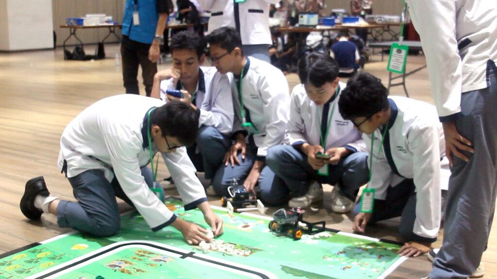 Siswa sekolah menengah mengoperasikan robot dalam kompetisi GreenMech Regional 2026 di Universitas Katolik Parahyangan, Bandung