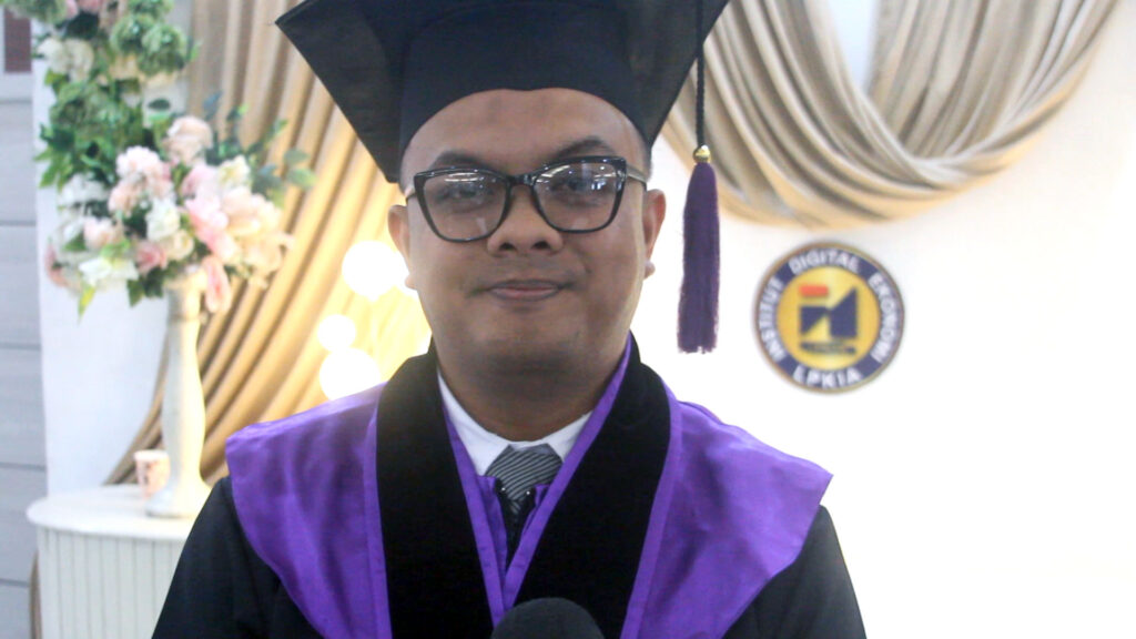 Slamet Riyadi, wisudawan Program Studi Sistem Informasi IDE LPKIA, berbagi pengalaman berhasil bekerja sebelum wisuda 2026