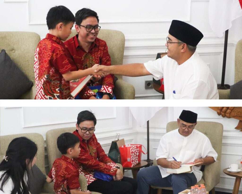 Wali Kota Bandung Muhammad Farhan bersama Natanael Wiraatmaja, siswa SD berprestasi yang meraih juara dunia Olimpiade Sains di Amerika Serikat