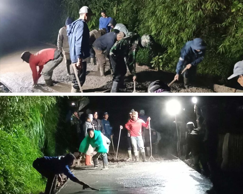 Anggota TNI dan warga Desa Cipelah bergotong royong melakukan pengecoran jalan malam hari dalam program TMMD 127 Kodim 0624 Kabupaten Bandung