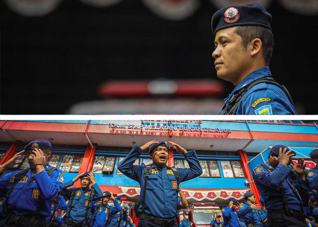 Beberapa personel Damkar Kota Bandung dengan pakaian APD lengkap sedang melakukan simulasi pemadaman api