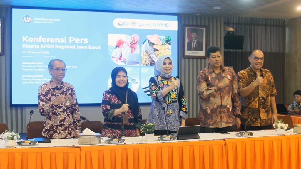 Foto bersama Kepala Kanwil DJPb Provinsi Jawa Barat, Fahma Sari Fatma, S.E. Ak., M.S.E., beserta jajaran pimpinan perwakilan Kementerian Keuangan di Jawa Barat dan pengamat ekonomi