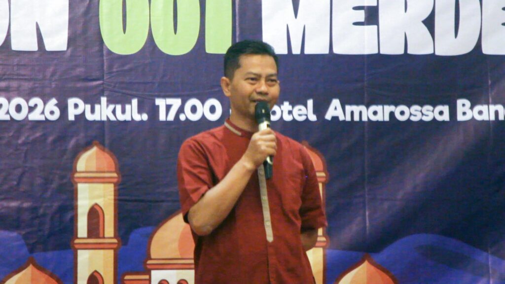 Guru Pendidikan Agama Islam SDN 001 Merdeka, Much. Syarifudin, S.Ag, memberikan tausiah dalam kegiatan buka puasa bersama siswa