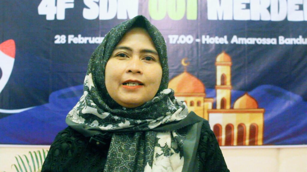 Perwakilan orang tua siswa SDN 001 Merdeka, Dr. Ir. An An Anisarida, ST., MT., IPM., ASEAN.Eng menyampaikan apresiasi dalam acara buka puasa bersama Ramadan di Bandung