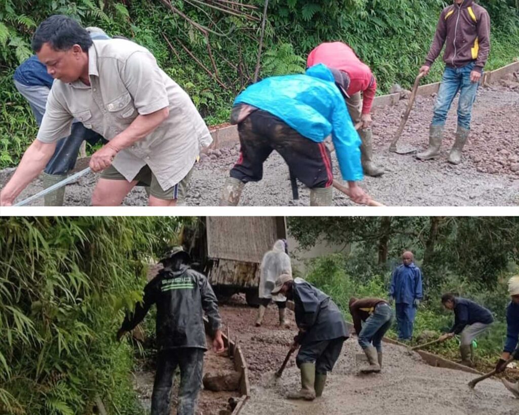Satgas TMMD Ke-127 Kodim 0624 Kab. Bandung bersama warga Desa Cipelah melakukan pengecoran jalan di Kampung Simpang Babakan Garut