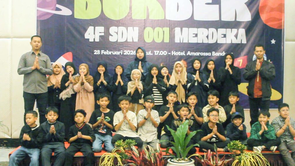 Siswa kelas 4F SDN 001 Merdeka berfoto bersama guru usai kegiatan buka puasa bersama di Hotel Armarosa