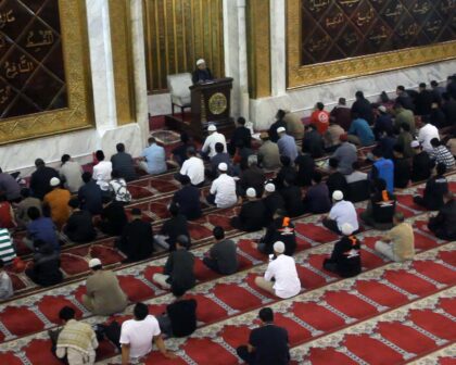 Suasana khidmat ratusan santri yatim binaan MT Al-Jabar 86 melaksanakan ibadah itikaf di malam ganjil Ramadan di Masjid Agung Trans Studio Mall Bandung