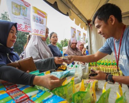 Warga antre beli sembako murah di Bazar Murah Utama (Bazmut) Kota Bandung