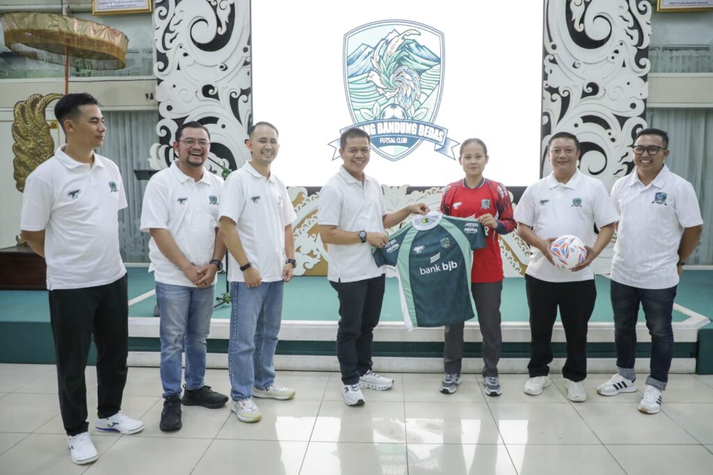 Dadang Supriatna (KDS), secara resmi meluncurkan sekaligus melepas tim Mojang Bandung Bedas Futsal Club (MBB FC)