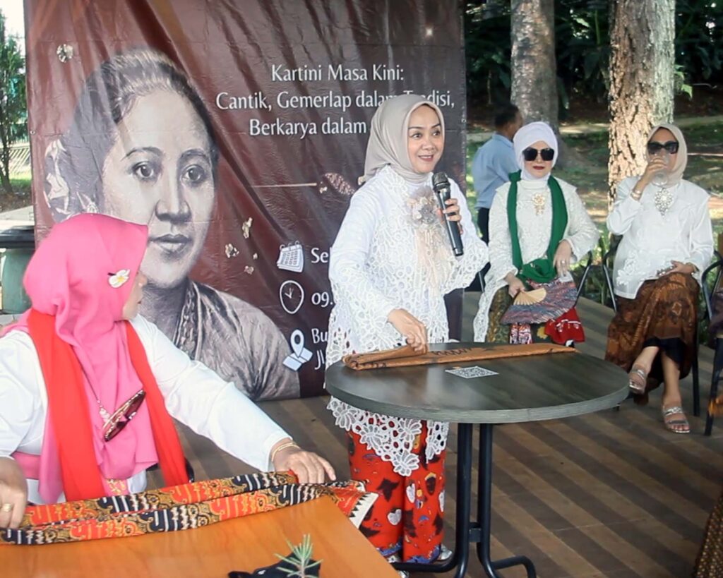 Ketua Panitia, Linda Sumarjani, menjelaskan cara nga-wiron (teknik lipatan kebaya)