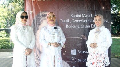 Ketua Panitia, Linda Sumarjani,(Tengah), saat sesi wawancara