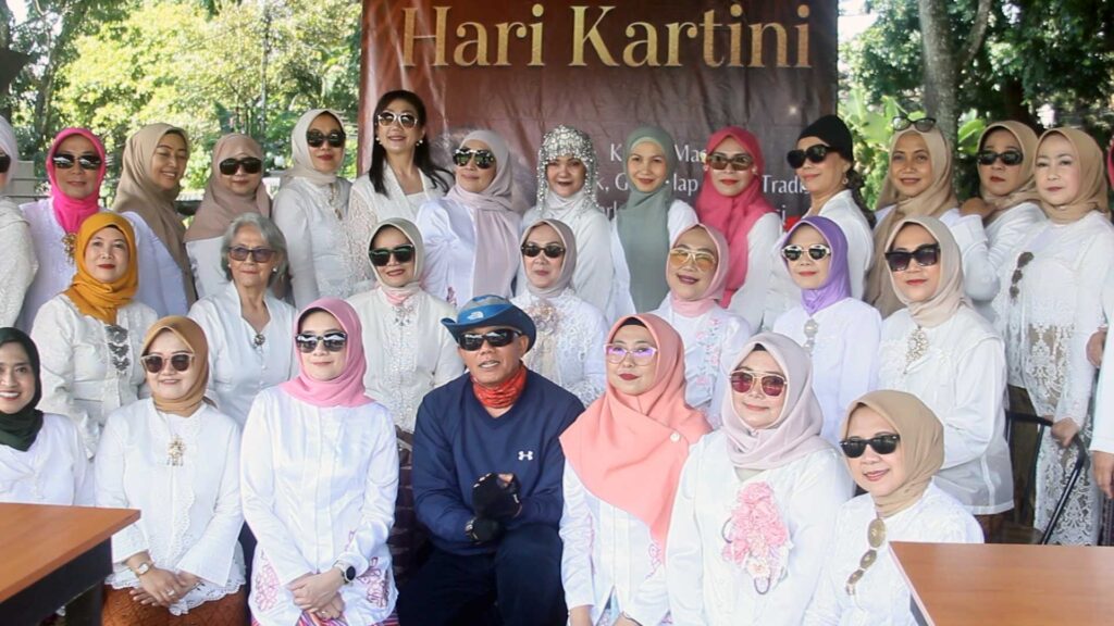 Sesi photo bersama para peserta peringatan Hari Kartini 2026 Imah Seni Parahyangan