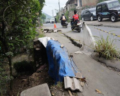 Kondisi keretakan badan jalan di Nanjung akibat beban kendaraan berat