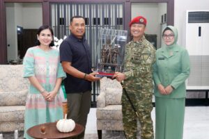 Letjen TNI Mohamad Hasan menerima cinderamata dari Danpusdiklatpassus di Bandung