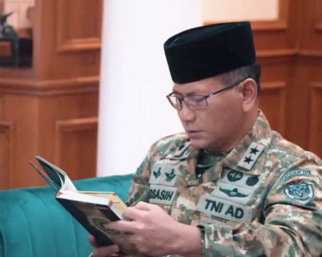 Mayjen TNI Kosasih membuktikan bahwa seorang prajurit santri bisa bersaing di panggung internasional.