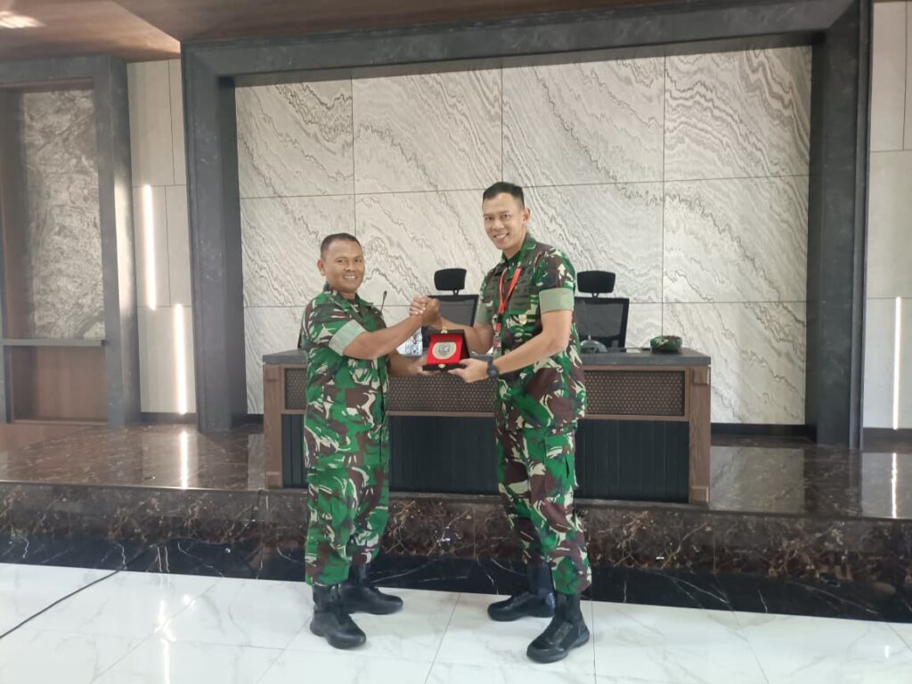 Letkol Caj Damul Kuraero saat memimpin acara KKL Binsat Pasis Dikreg LXVII Seskoad di Gedung Ganesha 3 Kodiklatad, fokus pada pengumpulan data Yonif TP.