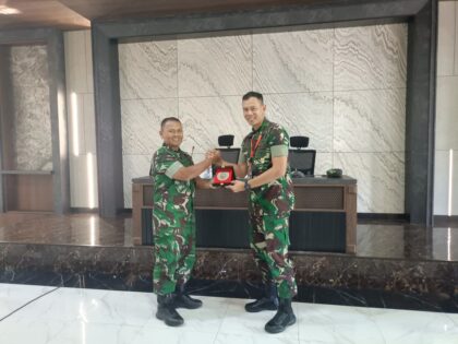 Letkol Caj Damul Kuraero saat memimpin acara KKL Binsat Pasis Dikreg LXVII Seskoad di Gedung Ganesha 3 Kodiklatad, fokus pada pengumpulan data Yonif TP.