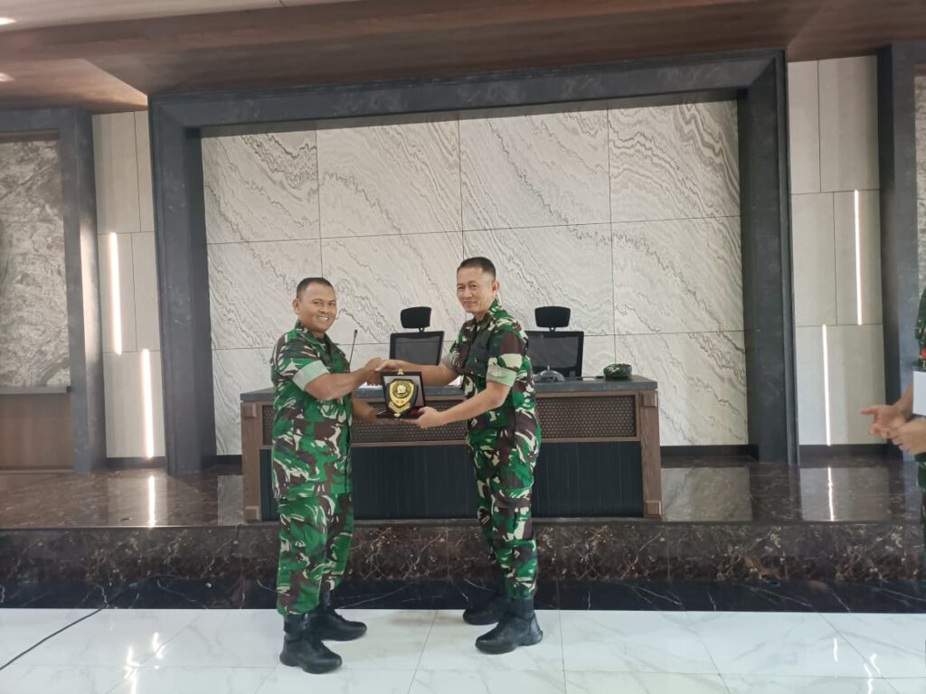 Letkol Caj Damul Kuraero saat memimpin acara KKL Binsat Pasis Dikreg LXVII Seskoad di Gedung Ganesha 3 Kodiklatad, fokus pada pengumpulan data Yonif TP.