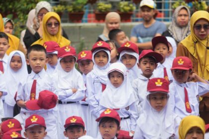 Wali Kota Bandung Muhammad Farhan menjelaskan kebijakan baru SPMB 2026 yang menerapkan sistem dua shift di sekolah.
