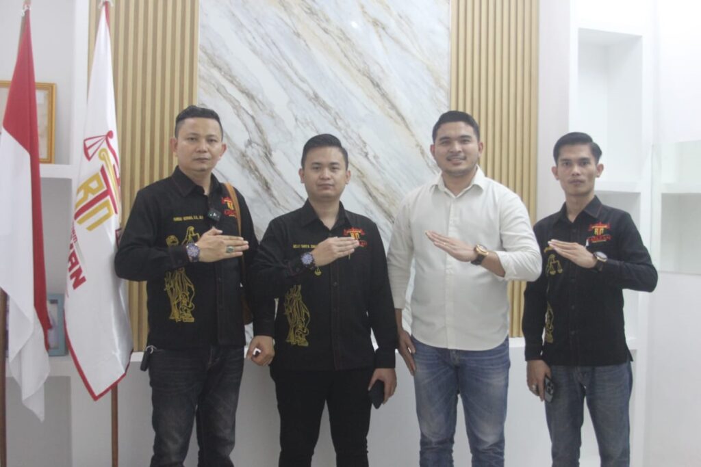 Tim Kuasa Hukum Law Firm Ratakan & Partners memberikan keterangan pers terkait pengeroyokan advokat di Kabupaten Bandung.