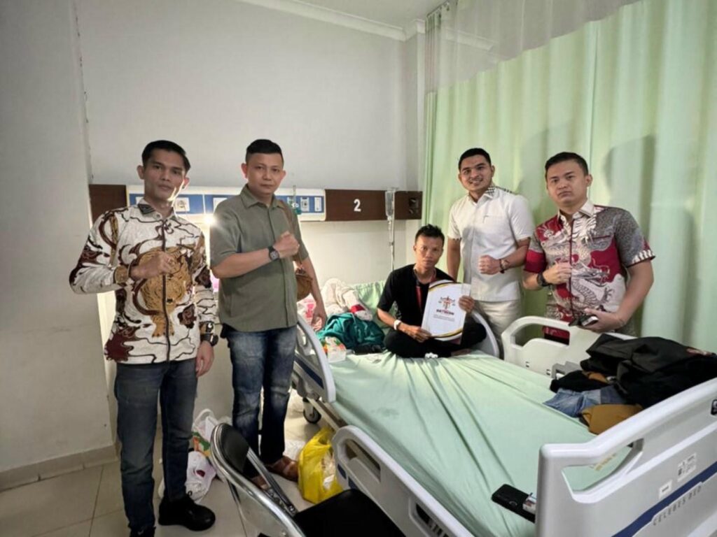 Tim Law Firm Ratakan & Partners saat menjenguk korban di rumah sakit