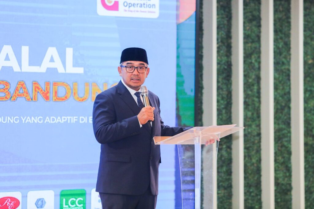 Wali Kota Bandung Muhammad Farhan saat memberikan arahan mengenai pentingnya lembaga kursus dan pelatihan kerja di Graha Merah Putih Telkom untuk menekan pengangguran.