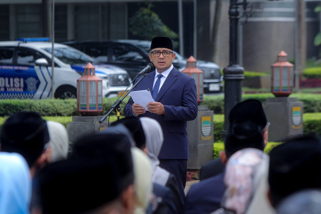 Wali Kota Bandung Muhammad Farhan saat memberikan arahan terkait peluncuran program Sasapu Bandung di Plaza Balai Kota sebagai gerakan kolektif menjaga kebersihan kota.