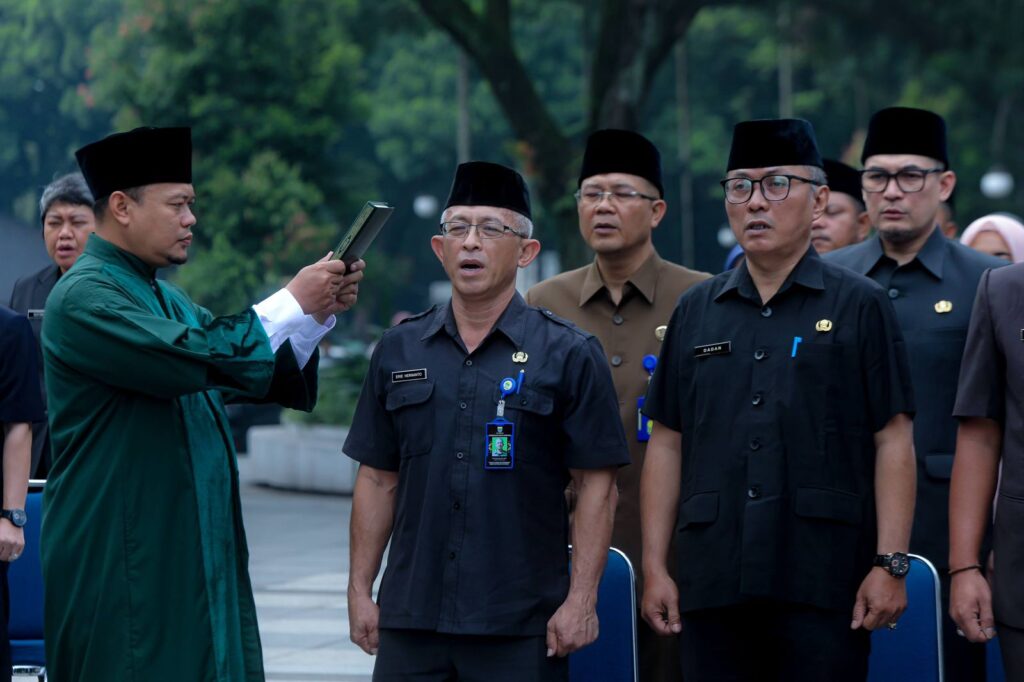 Wali Kota Bandung Muhammad Farhan saat memimpin prosesi pelantikan 169 pejabat di Plaza Balai Kota Bandung, menekankan pentingnya integritas dan kolaborasi.