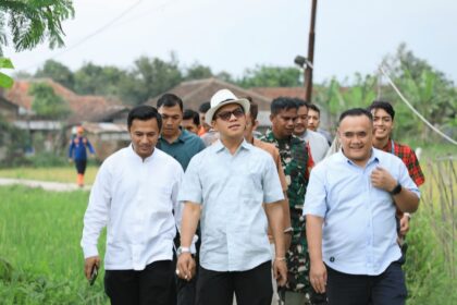Bupati Bandung meninjau rumah warga rusak akibat angin kencang di Bojongsoang
