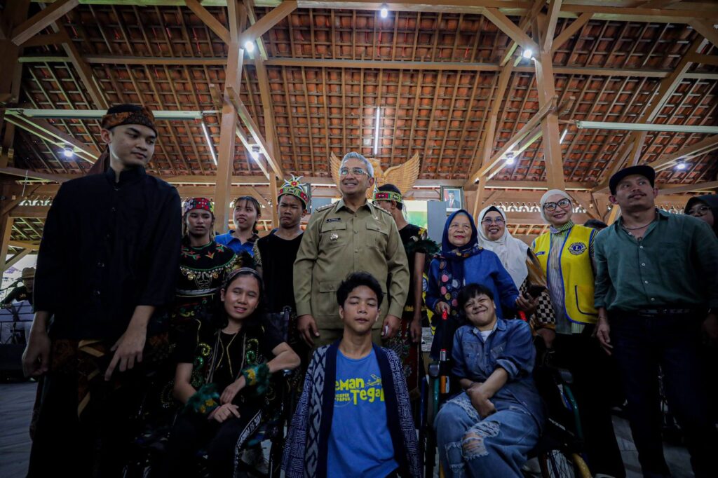 Wali Kota Bandung Muhammad Farhan melihat pameran karya seni kriya anak autis di Pendopo Kota Bandung