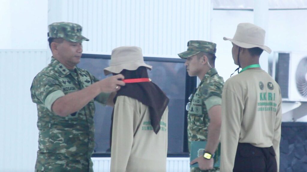 Simbolis penyematan tanda peserta oleh Pangdam III/Siliwangi