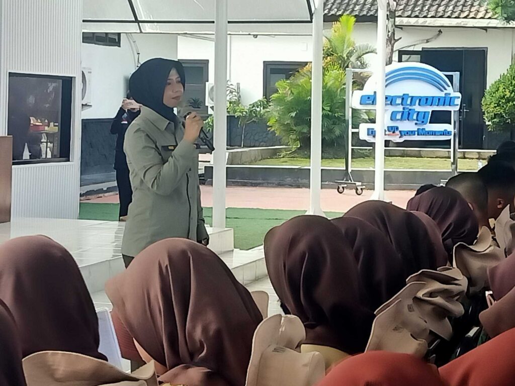 Pemateri Pendam III Siliwangi memberikan edukasi bijak bermedia sosial kepada santri