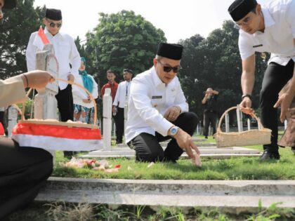 Bupati Bandung Dadang Supriatna dalam peringatan HUT ke-385 Kabupaten Bandung yang sederhana.