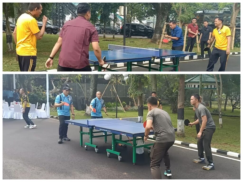 Personel gabungan TNI-Polri yang memenuhi area Makodam III/Siliwangi dalam rangka olahraga bersama untuk meningkatkan kekompakan antar-institusi.