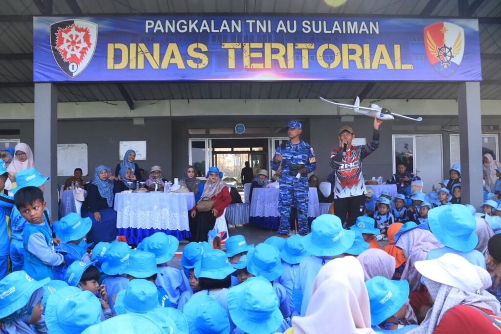 Prajurit TNI AU Menjelaskan Teknik Aeromodeling dasar pada siswa PAUD