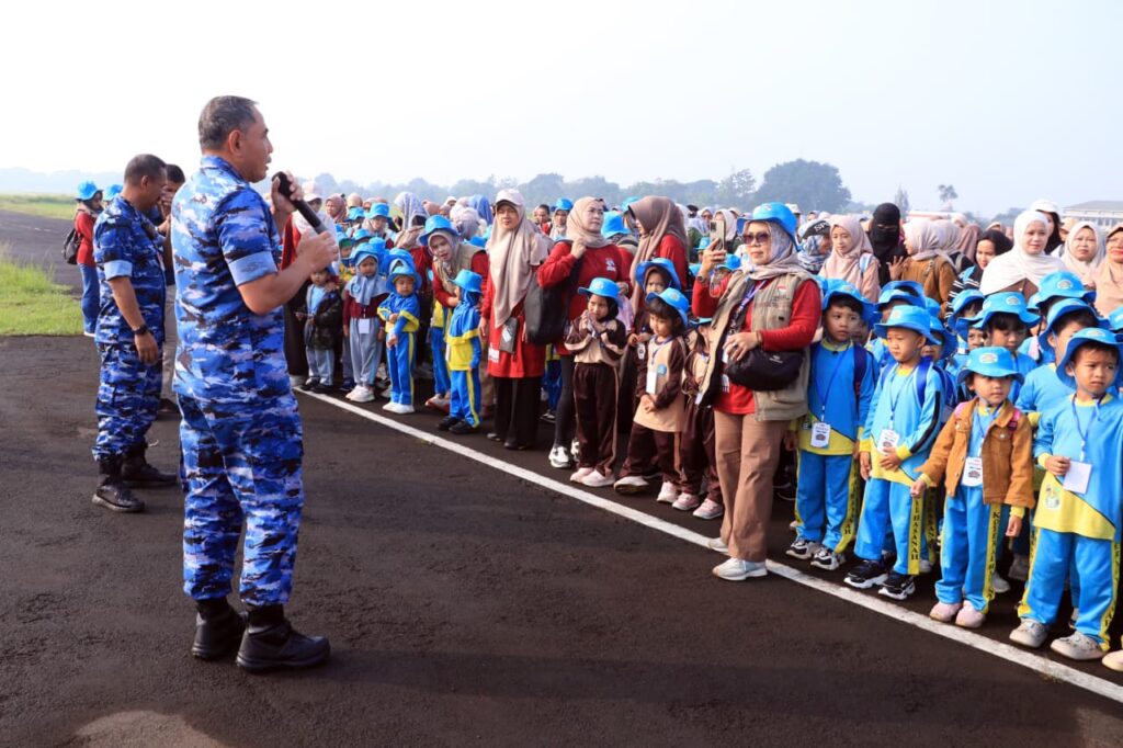 Marsma TNI Eko Sujatmiko menyapa siswa PAUD