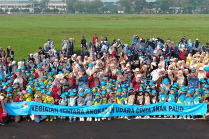 Anak-anak PAUD berfoto di depan pesawat Lanud Sulaiman