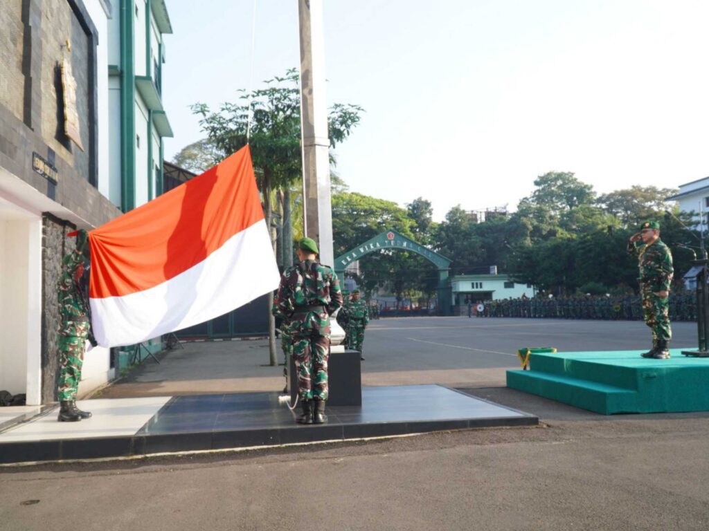 Brigjen TNI Agung Pambudi memimpin Upacara Bendera 17-an di Lapangan Kodiklatad Bandung.