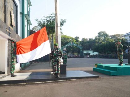 Brigjen TNI Agung Pambudi memimpin Upacara Bendera 17-an di Lapangan Kodiklatad Bandung.