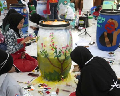 Peserta lomba menghias tong komposter dalam kegiatan DWP Kabupaten Bandung