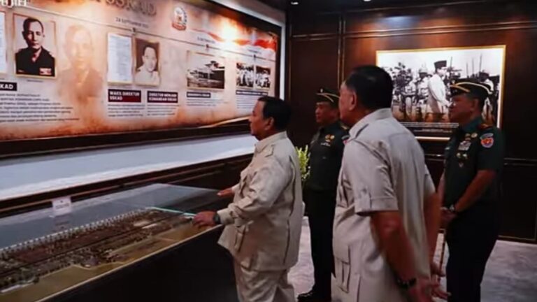 MENGINGAT SEJARAH: Presiden Republik Indonesia, Prabowo Subianto, didampingi jajaran petinggi TNI AD saat meninjau koleksi rekam jejak perjuangan dan kepemimpinan di dalam Museum Sekolah Staf dan Komando Angkatan Darat (Seskoad), Kota Bandung, Senin (25/5/2026).