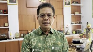 Bupati Bandung Dadang Supriatna saat memberikan pernyataan pers terkait penahanan jurnalis asal Cicalengka, Thoudy Badai, oleh otoritas militer Israel di Gaza.